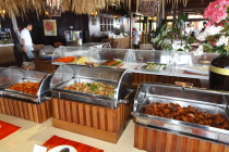 たくさんのマレーシア料理が並ぶ